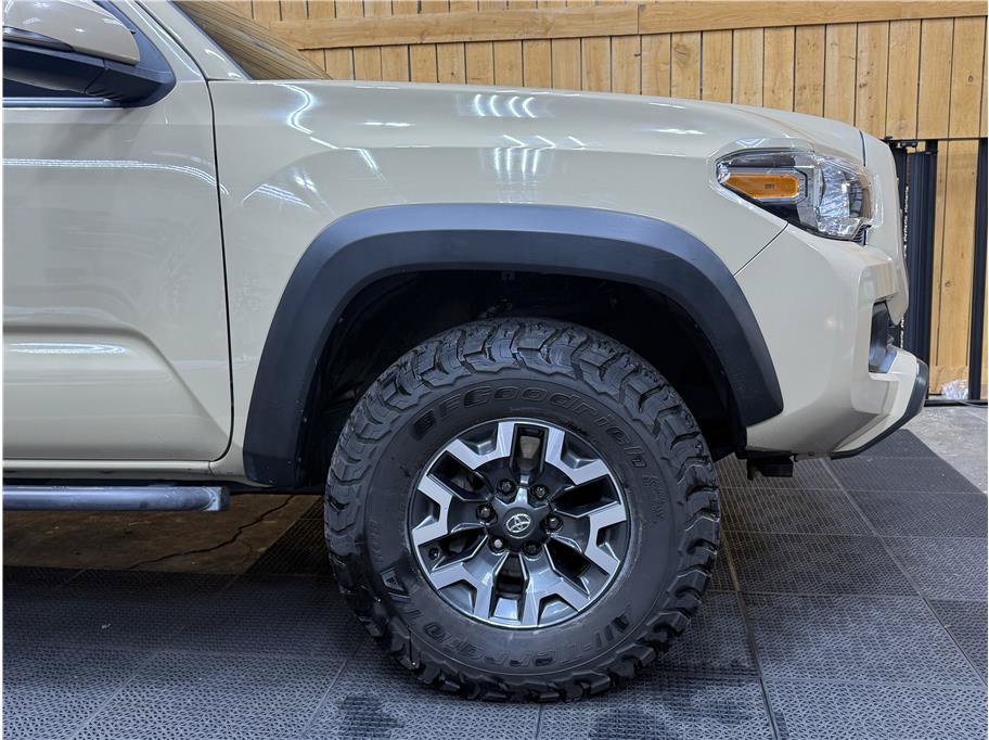 Used 2020 Toyota Tacoma TRD Off-Road w/ Technology Package AWD/4WD image 5