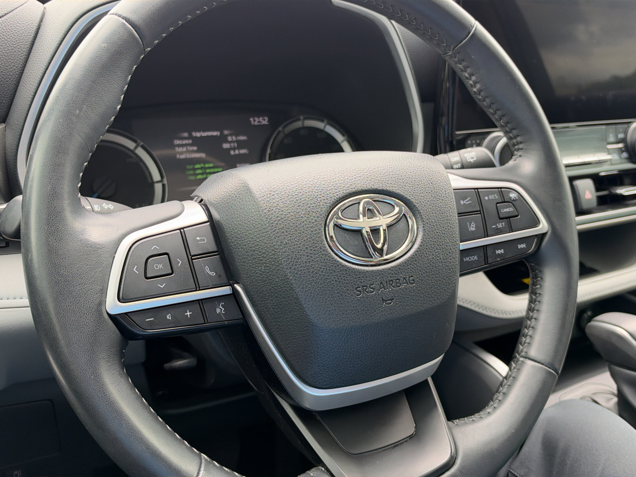 Used 2024 Toyota Highlander XLE FWD image 32