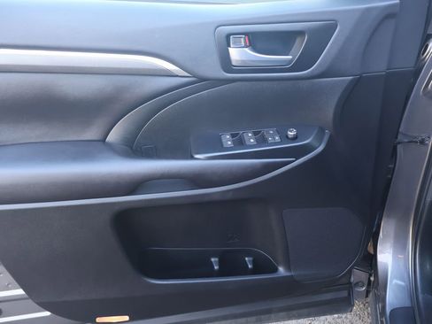 Used 2018 Toyota Highlander SE image 20