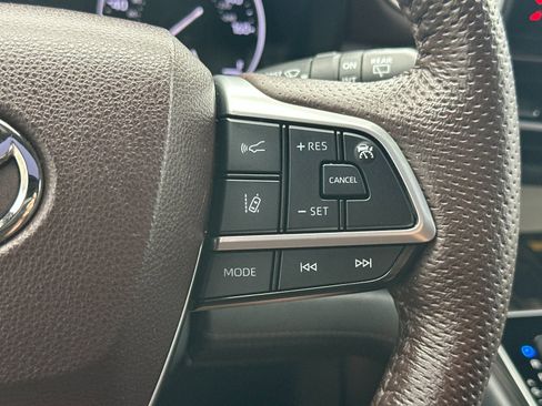Used 2023 Toyota Sienna Platinum FWD image 30
