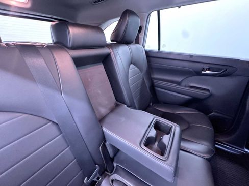 Used 2021 Toyota Highlander XLE AWD/4WD image 40