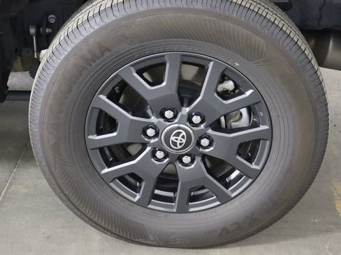 Used 2025 Toyota 4Runner SR5 AWD/4WD image 40