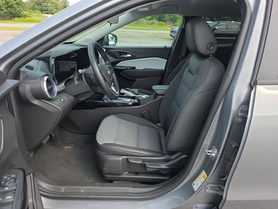 Used 2025 Chevrolet Trax LT w/ Driver Confidence Package FWD image 9