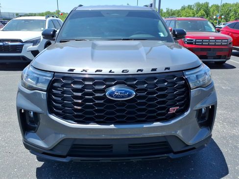 Used 2025 Ford Explorer ST AWD/4WD image 2