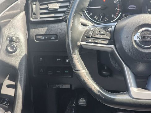 Used 2018 Nissan Rogue SV w/ Premium Package image 12