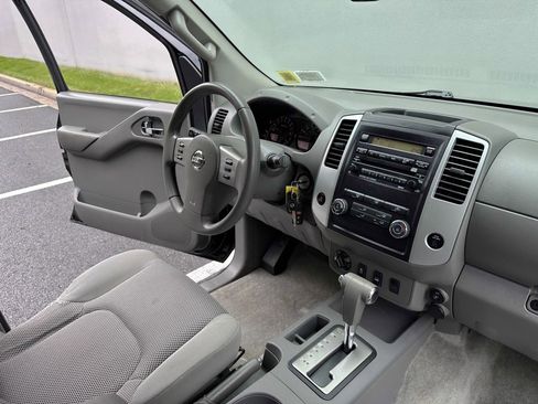 Used 2012 Nissan Frontier SV w/ SV Premium Utility Pkg AWD/4WD image 29