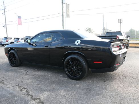 Used 2018 Dodge Challenger SXT image 5