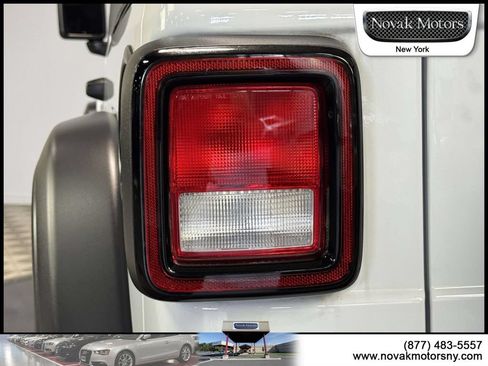 Used 2024 Jeep Wrangler Unlimited Sport AWD/4WD image 11