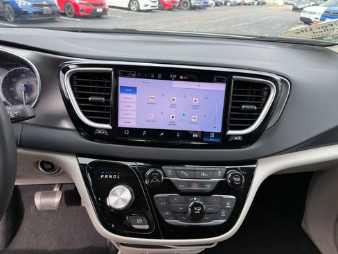 Used 2023 Chrysler Pacifica Touring-L image 9