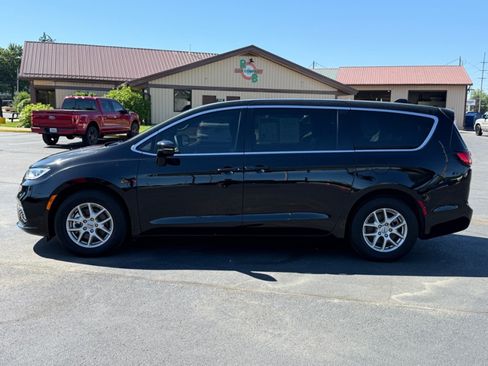 Used 2025 Chrysler Pacifica Select FWD image 5