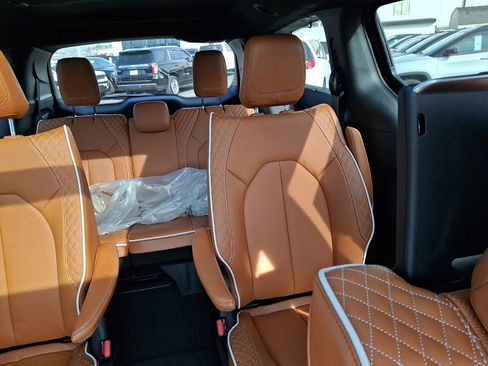 New 2026 Chrysler Pacifica Pinnacle AWD/4WD image 14