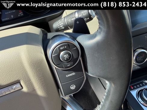 Used 2017 Land Rover Discovery SE image 32