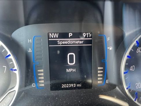 Used 2017 Chrysler Pacifica Touring Plus w/ Tire & Wheel Group FWD image 27