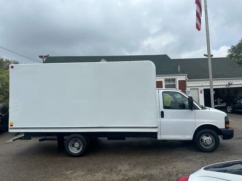 Used 2018 Chevrolet Express 3500 w/ Driver Convenience Package image 8