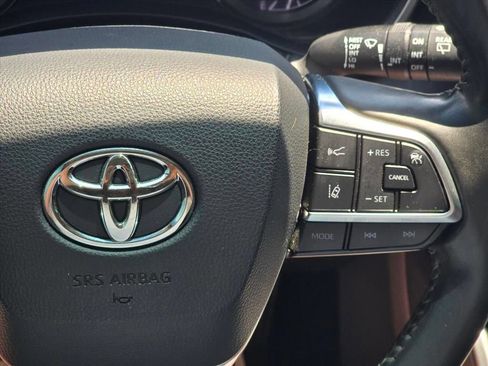 Used 2021 Toyota Highlander XLE FWD image 18