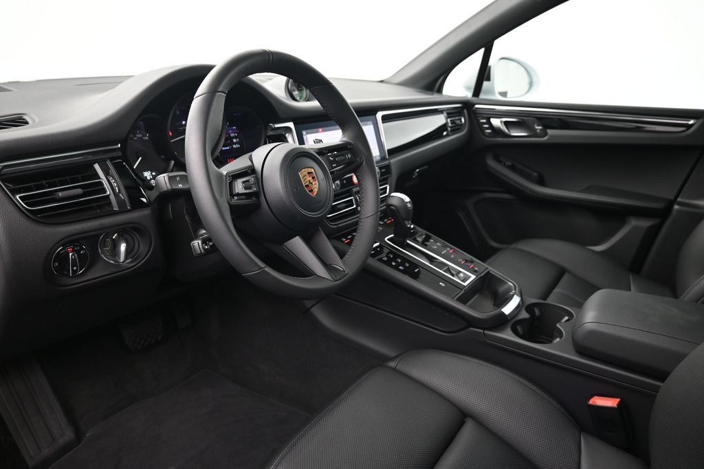 Used 2026 Porsche Macan Turbo AWD/4WD image 4