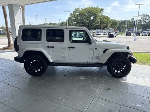 Used 2022 Jeep Wrangler Unlimited Sahara w/ Cold Weather Group AWD/4WD image 11