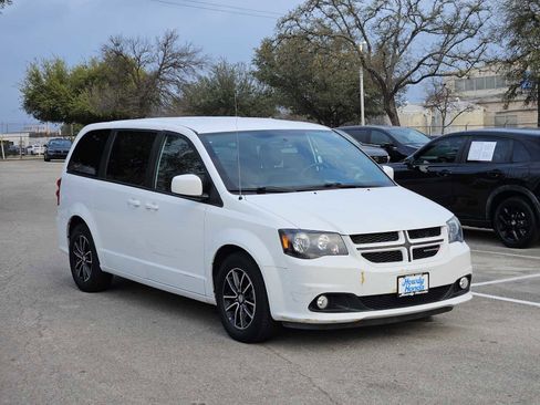Used 2018 Dodge Grand Caravan GT image 3
