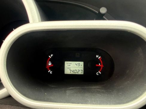Used 2009 Pontiac Vibe w/ Preferred Package FWD image 11