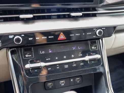 Used 2024 Kia Carnival EX FWD image 31