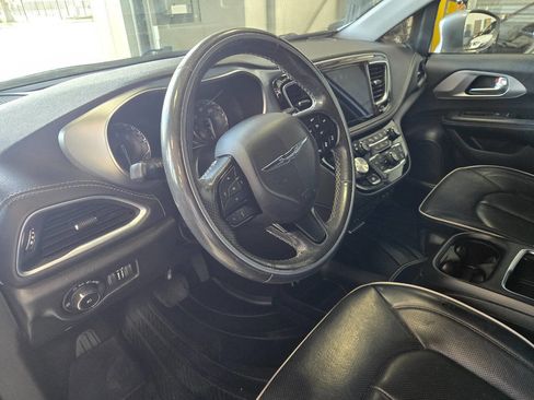 Used 2020 Chrysler Pacifica Limited w/ Advanced Safetytec Group FWD image 12