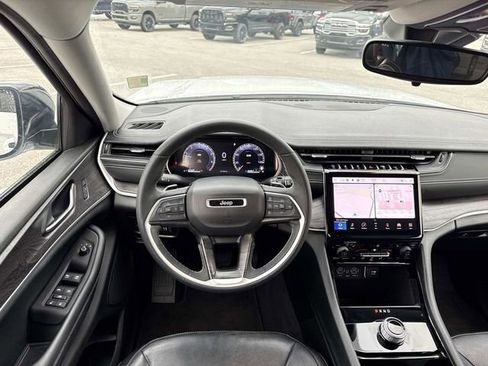 Used 2023 Jeep Grand Cherokee Limited w/ Black Appearance Package image 13