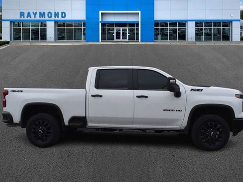 Used 2025 Chevrolet Silverado 2500 Custom w/ Custom Value Package image 2