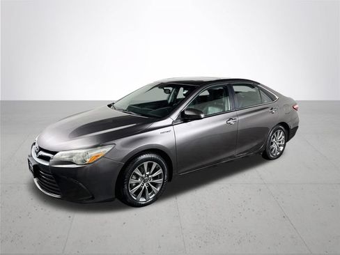 Used 2015 Toyota Camry XLE w/ Moonroof Package FWD image 2