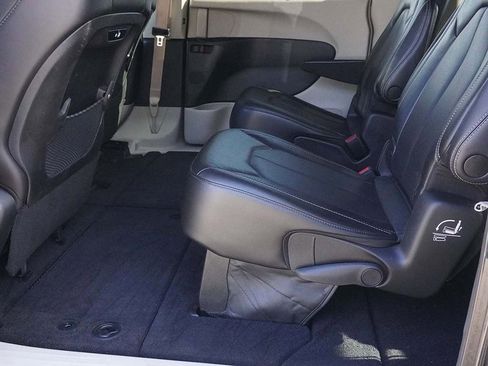 Used 2023 Chrysler Pacifica Touring-L image 28