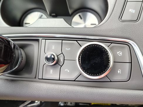 New 2025 Cadillac XT6 Luxury image 29