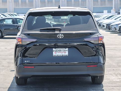 New 2026 Toyota Sienna LE FWD image 8