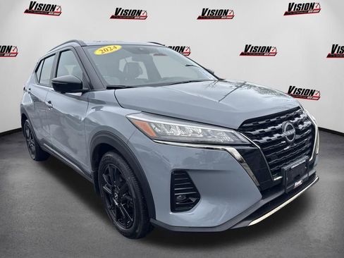 Used 2024 Nissan Kicks SR w/ SR Premium Package FWD image 3