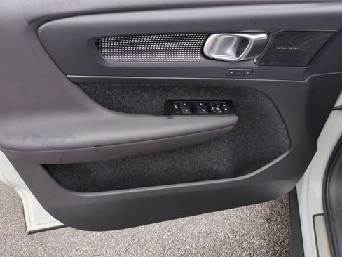 Used 2021 Volvo XC40 T5 R-Design image 12