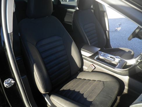 Used 2017 Ford Fusion SE image 25