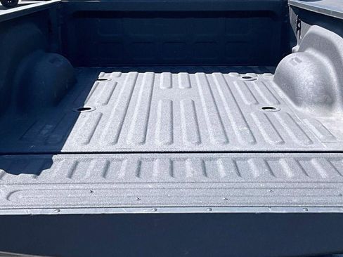 Used 2024 RAM 2500 Tradesman w/ Chrome Appearance Group AWD/4WD image 4