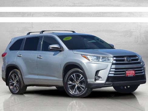 Used 2018 Toyota Highlander Plus AWD/4WD image 2