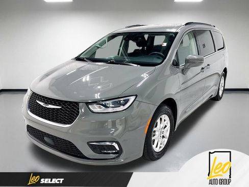 Used 2022 Chrysler Pacifica Touring-L FWD image 1