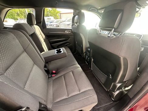 Used 2018 Jeep Grand Cherokee Laredo AWD/4WD image 12