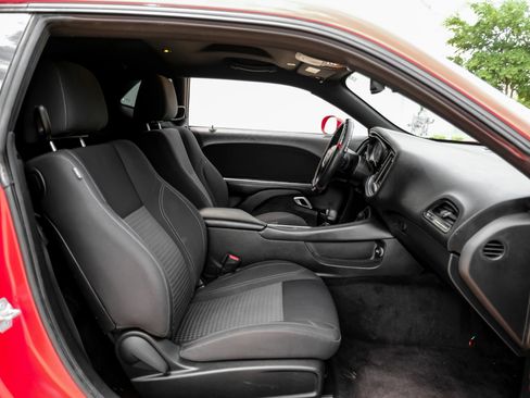 Used 2018 Dodge Challenger SXT RWD image 31