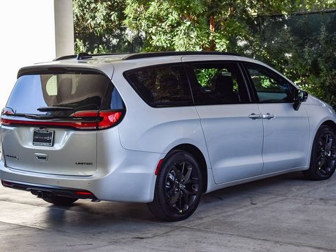 New 2026 Chrysler Pacifica Limited w/ S Appearance Package FWD image 6