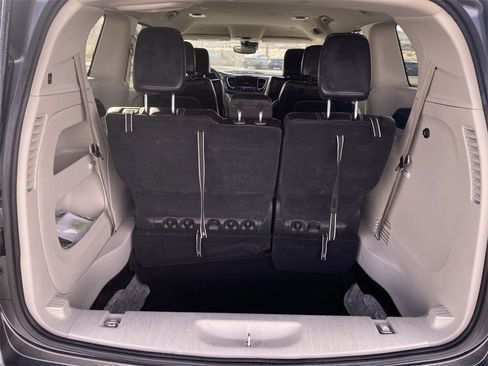 Used 2023 Chrysler Pacifica Touring-L image 32