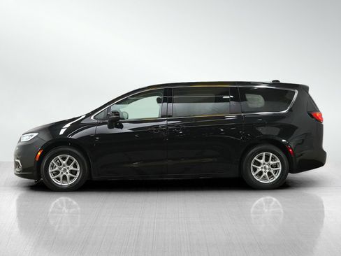 Used 2023 Chrysler Pacifica Touring-L FWD image 2