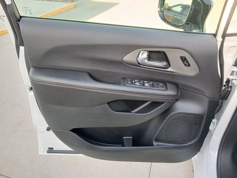 New 2027 Chrysler Pacifica Select AWD/4WD image 11