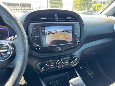 Used 2025 Kia Soul LX w/ LX Technology Package FWD image 24