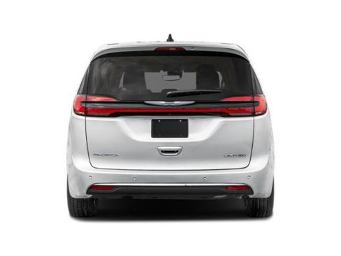Used 2024 Chrysler Pacifica Limited FWD image 8