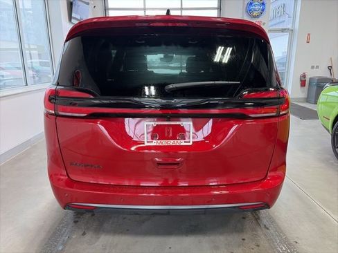 Used 2026 Chrysler Pacifica Select image 5