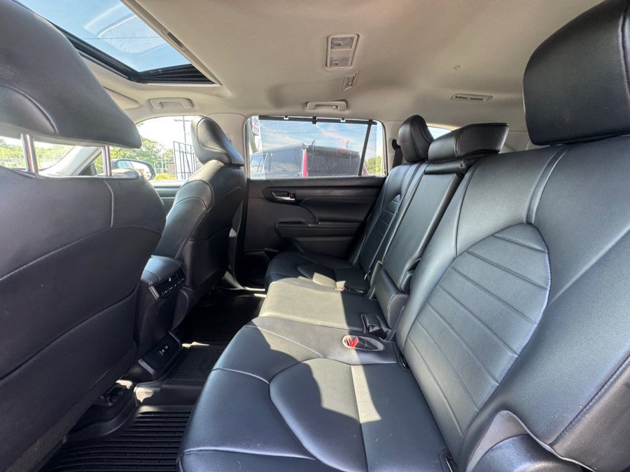 Used 2021 Toyota Highlander XLE AWD/4WD image 28