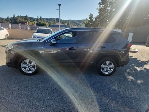 Used 2021 Toyota RAV4 XLE w/ Convenience Package image 2