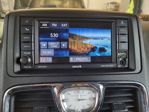 Used 2016 Chrysler Town & Country Touring image 25