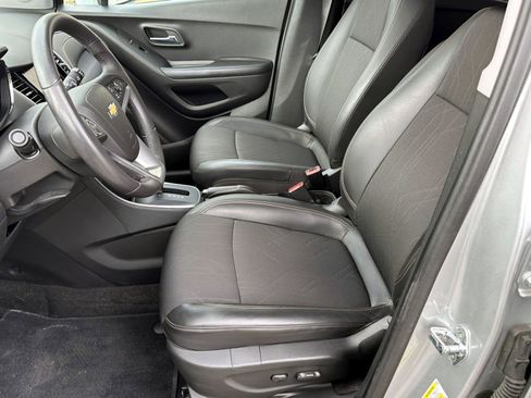 Certified 2022 Chevrolet Trax LT w/ LT Convenience Package image 16